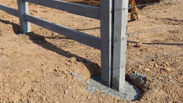 Преимущества бетонных столбов для заборов